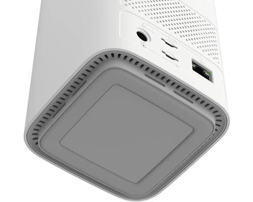 Spodní strana bílého WiFi routeru s porty pro napájení, reset, Micro SD a WAN