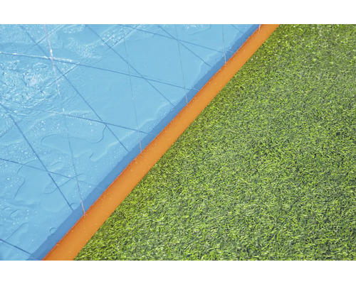 Vodní hrací podložka na trávníku s okrajem