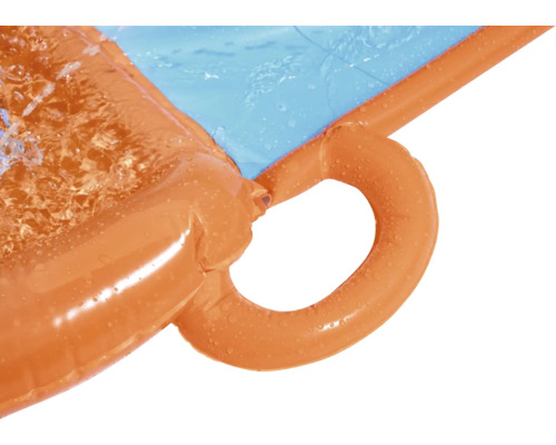 Detailní pohled na nafukovací vodní skluzavku s vodou