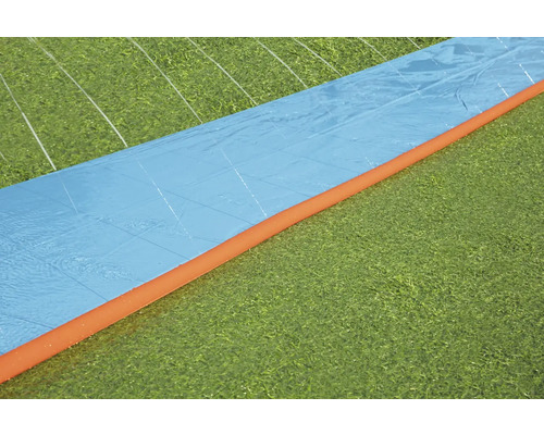 Vodní skluzavka na trávníku