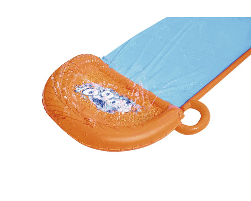 Stříkající voda na nafukovací vodní skluzavce na zahradě