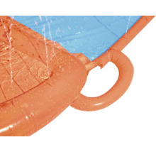 Detail nafukovací vodní skluzavky s vodou