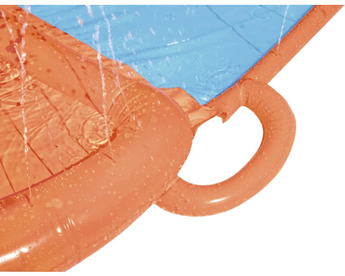 Detail nafukovací vodní skluzavky s vodou