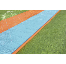 Vodní skluzavka na trávníku