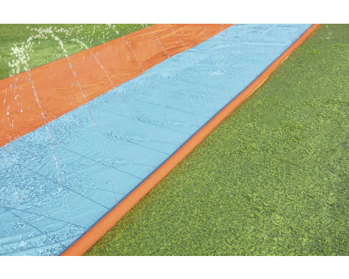 Vodní skluzavka na trávníku