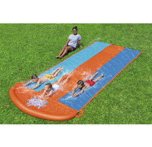 Vodní skluzavka s hrajícími si dětmi na zahradě