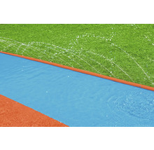 Vodní hrací dráha pro zahradu se zavlažovacím systémem na trávníku