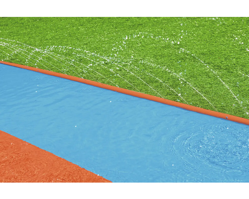 Vodní hrací dráha pro zahradu se zavlažovacím systémem na trávníku