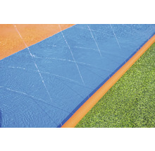 Vodní postřikovač na vodní skluzavce na zahradě