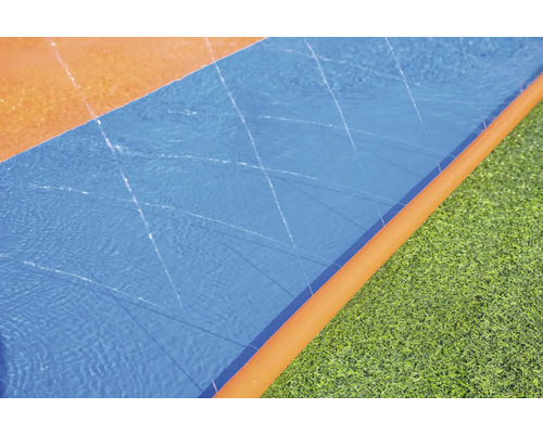 Vodní postřikovač na vodní skluzavce na zahradě