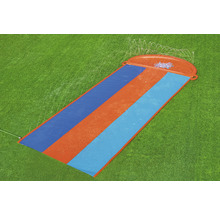 Vodní skluzavka se zavlažovačem na trávníku