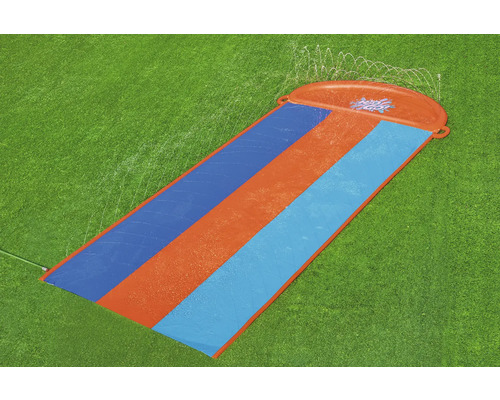 Vodní skluzavka se zavlažovačem na trávníku