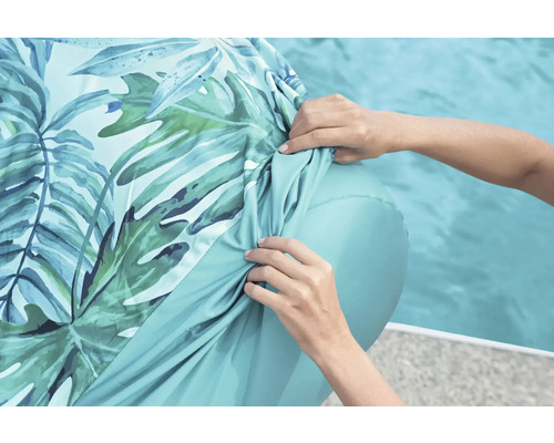 Kryt bazénu se vzorem listů se umisťuje na bazén