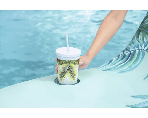 Kelímek s víčkem a brčkem v držáku nápojů u bazénu