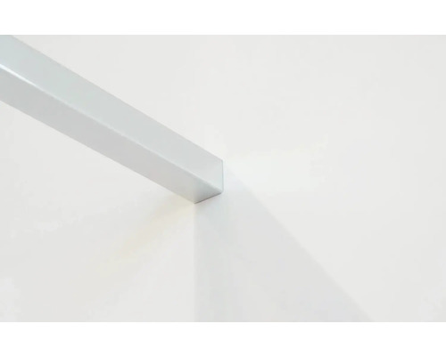 Hliníkový profil na zdi