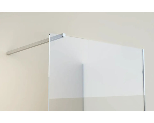 Detail sprchové stěny s přidržovací tyčí pro stabilizaci