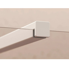 Detailní pohled na bílý napínací lanový systém s držákem