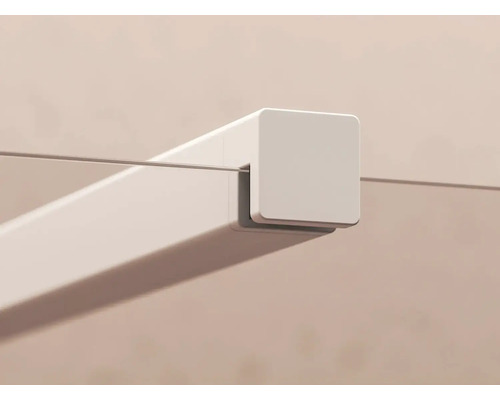 Detailní pohled na bílý napínací lanový systém s držákem