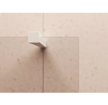 Detailní záběr upevnění sprchové stěny