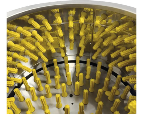 Vnitřní pohled na škubačku drůbeže s žlutými škubacími prsty.