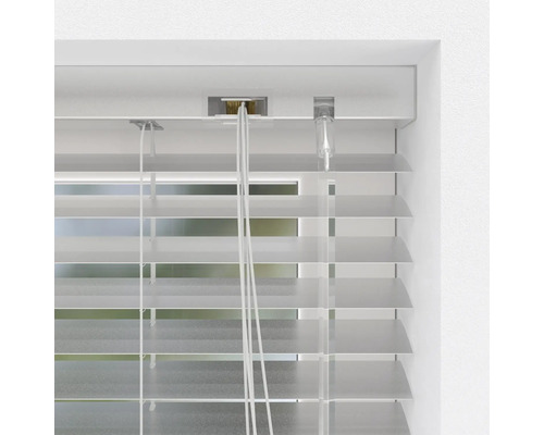 Detail bílé žaluzie na okně pro regulaci světla