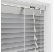 Horizontální žaluzie se šňůrkami pro regulaci světla u okna