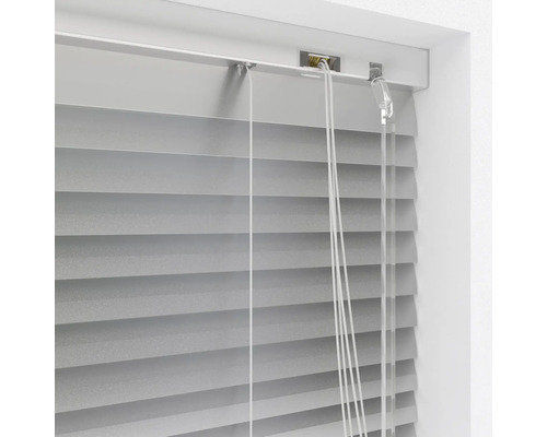 Horizontální žaluzie se šňůrkami pro regulaci světla u okna