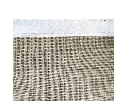 Detail lněného závěsu se smyčkovým závěsem