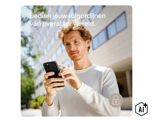 Muž ovládá své chytré rolety odkudkoliv na světě pomocí chytrého telefonu. (Image AI modified or generated)