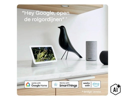 Hlasoví asistenti pro chytrou domácnost na mramorovém povrchu s logy kompatibility Google Home, SmartThings a Amazon Alexa. (Image AI modified or generated)