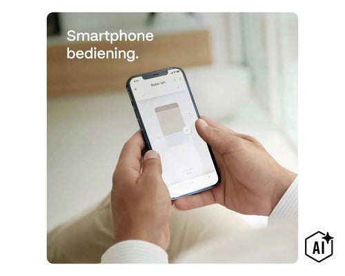 Osoba ovládá rolety pohodlně pomocí aplikace v chytrém telefonu pro aplikace chytré domácnosti. (Image AI modified or generated)