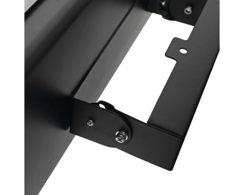 Detailní pohled na černý reflektor s upevňovacími prvky