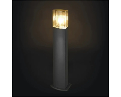 Zahradní lampa s rýhovaným stínidlem na podstavci