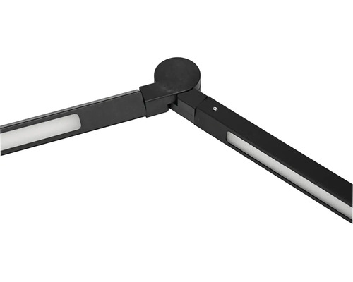 Detail černého LED svítidla s kloubem