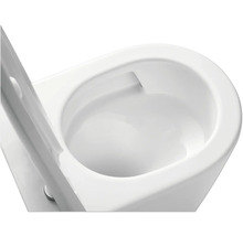 Detailní záběr bílé keramické toalety