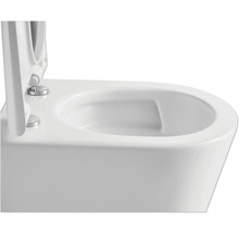 Detailní pohled na závěsný záchod s otevřeným záchodovým prkénkem.