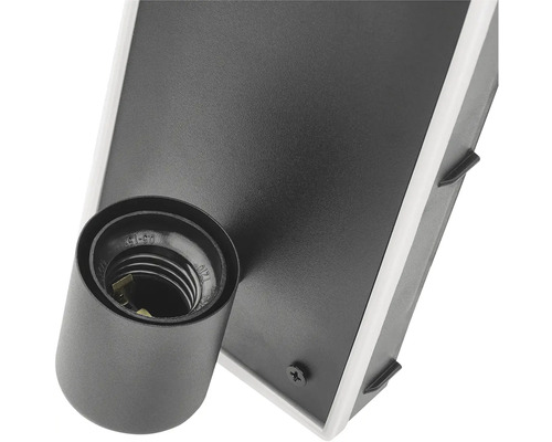 Detail objímky žárovky na nástěnné lampě.