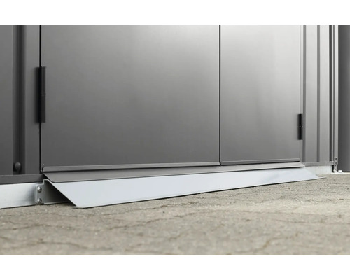 Detailní pohled na dveře skříně na nářadí s rampou