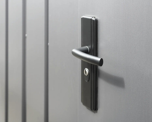 Kovové dveře s klikou a zámkem