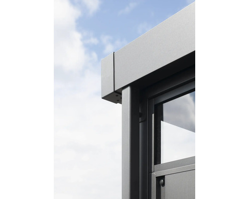 Detailní pohled na zahradní altán s rámem a oknem pod modrou oblohou