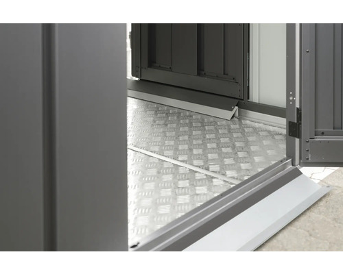 Detail kovové podlahové desky a otevřených dveří zahradního domku