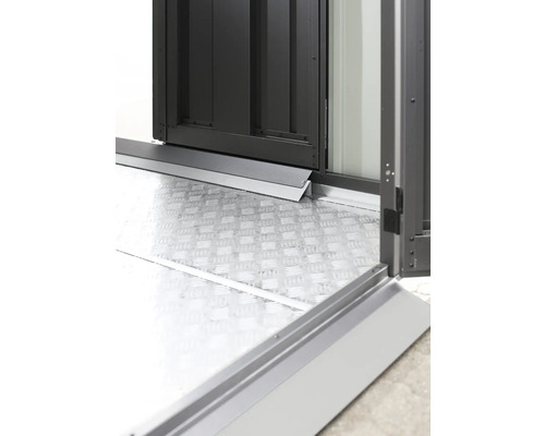 Detailní pohled na dveře kovového zahradního domku s podlahovou deskou