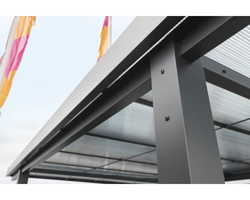 Detailní pohled na carport s kovovým rámem a průsvitnou střechou