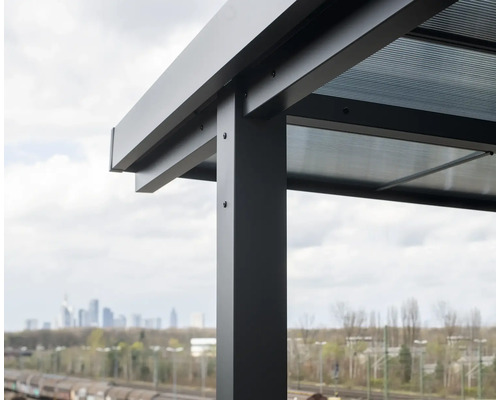 Detail moderního zastřešení terasy s polykarbonátovými deskami