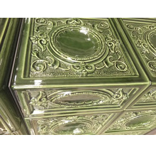 Detailní záběr kamen s keramickými dlaždicemi a květinovým vzorem