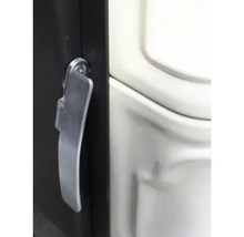 Detailní záběr kovové páky na zásuvkovém prvku
