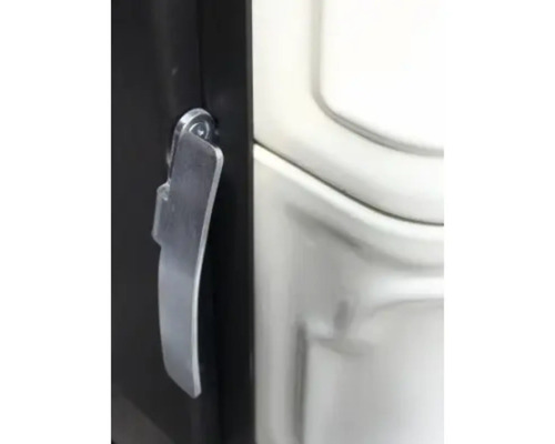 Detailní záběr kovové páky na zásuvkovém prvku