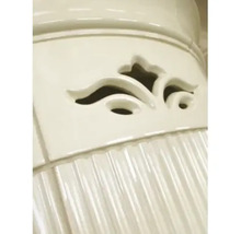 Detail kamen s květinovým dekorem