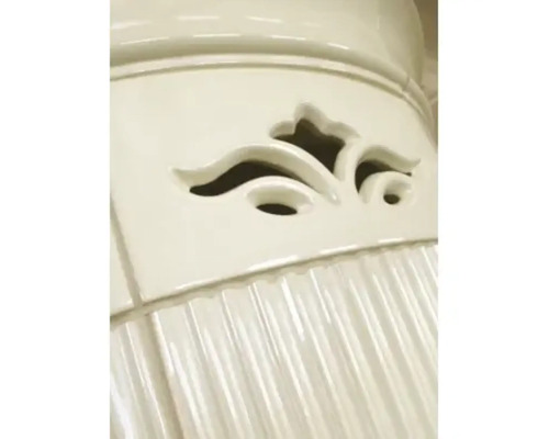 Detail kamen s květinovým dekorem