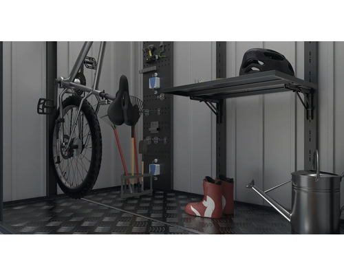 Uspořádaná kůlna na nářadí s kolem, nářadím, policí a gumovými botami